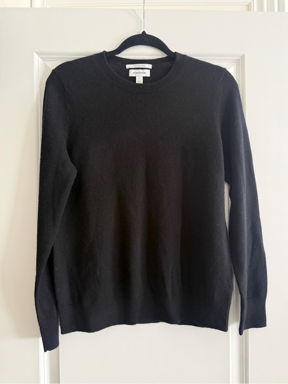 Nordstrom woman’s 100 % cashmere  Black Crewneck Sweater M